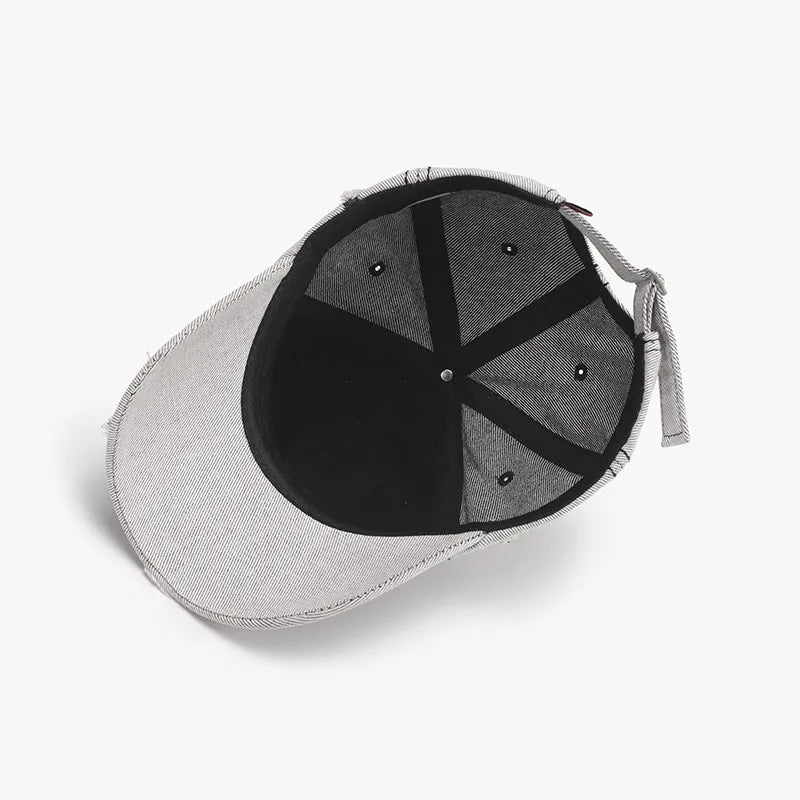 Berretto da baseball distressed con lettera ricamata