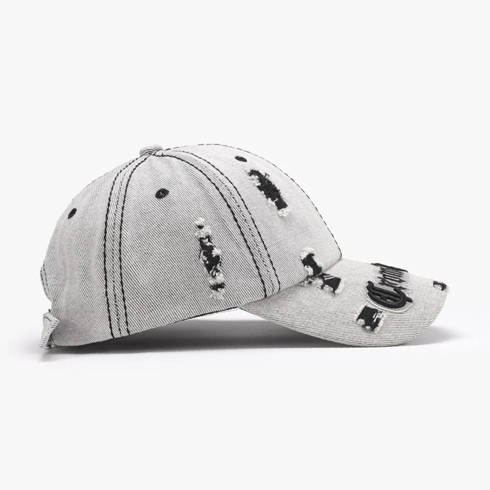 Berretto da baseball distressed con lettera ricamata