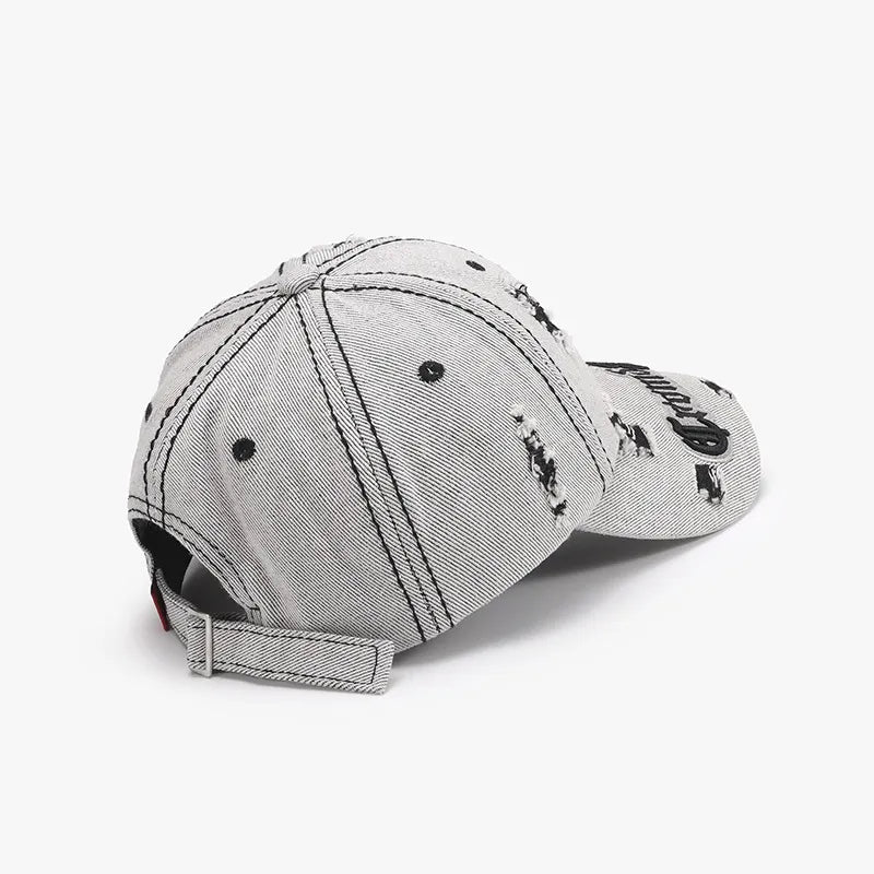 Berretto da baseball distressed con lettera ricamata