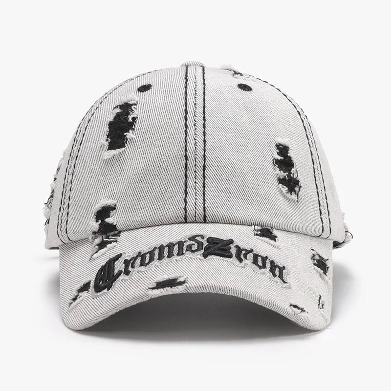 Berretto da baseball distressed con lettera ricamata