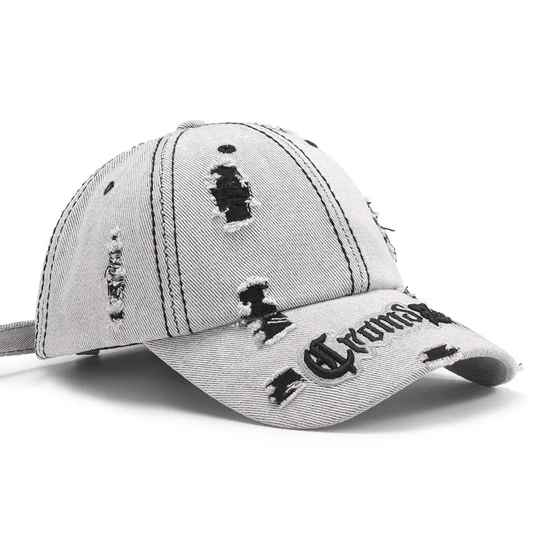 Berretto da baseball distressed con lettera ricamata