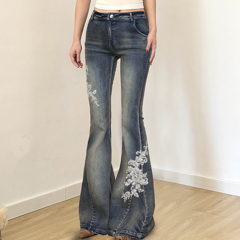 Jeans svasati vita bassa con ricamo floreale