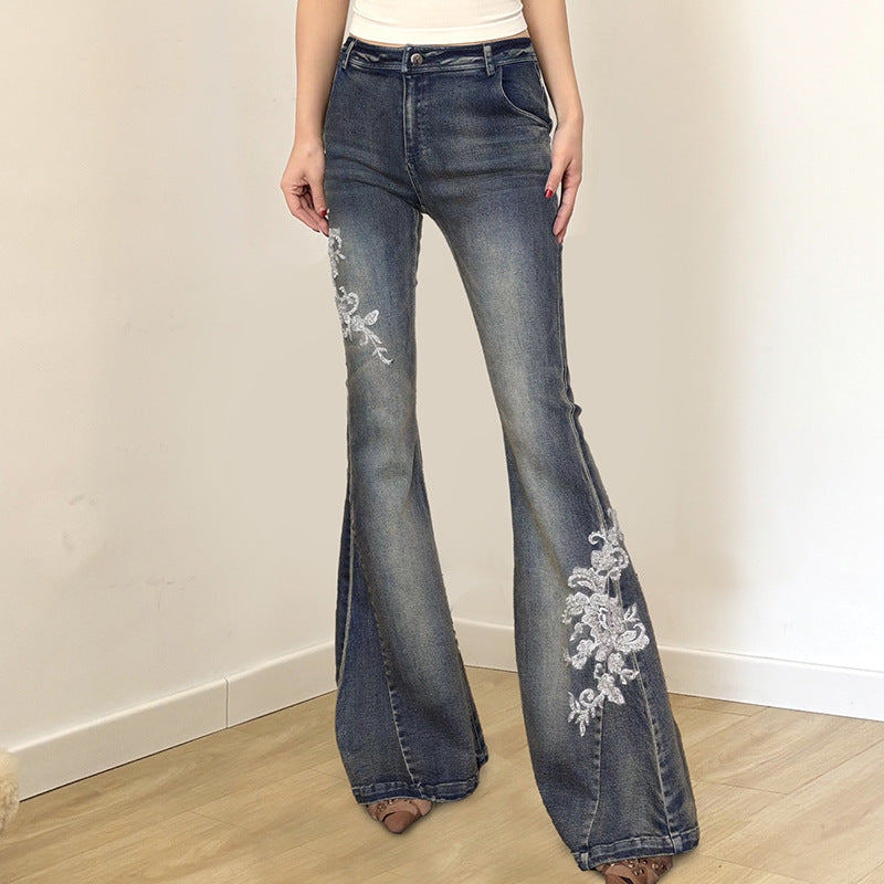 Jeans svasati vita bassa con ricamo floreale